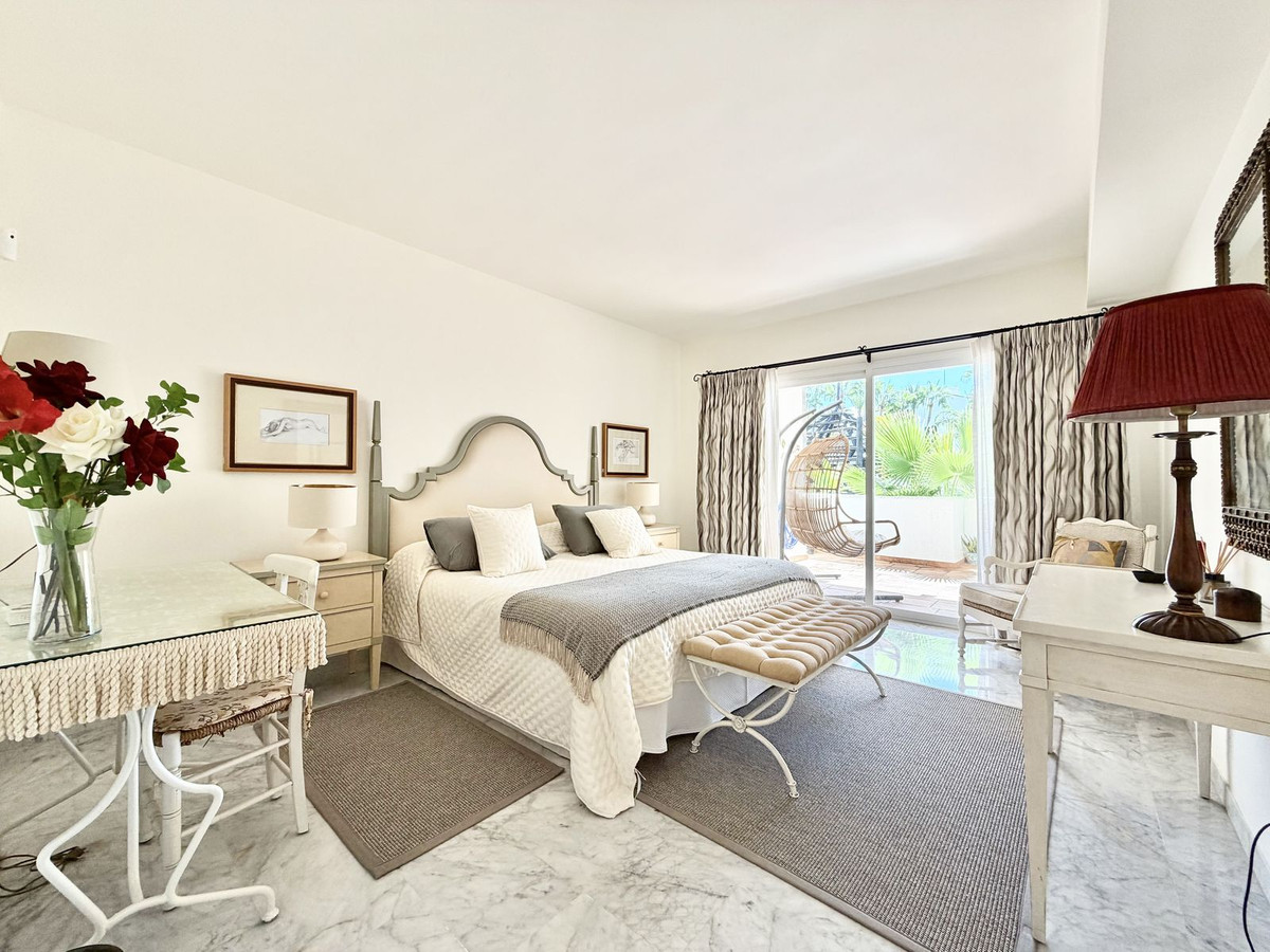 Piso de 2 Dormitorios y 2 Baños en venta en Milla de Oro, Marbella