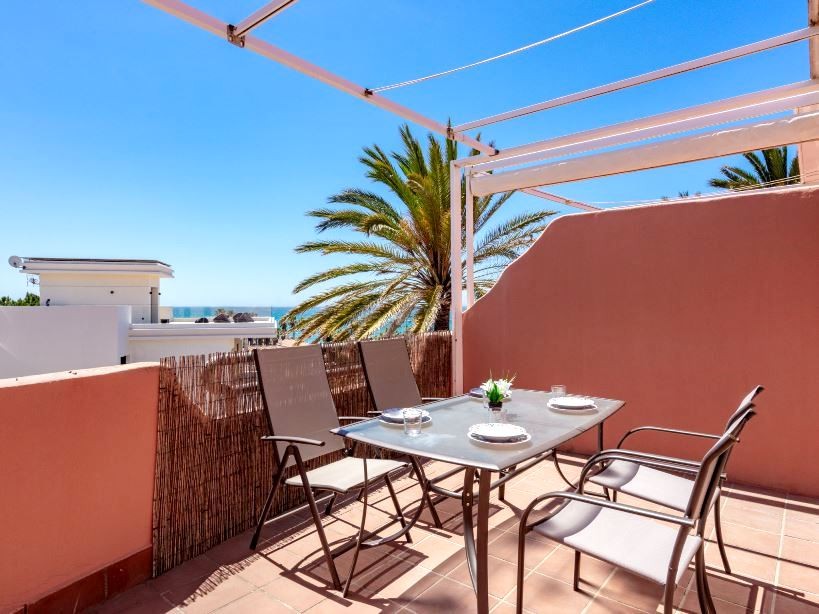 Piso de 2 Dormitorios y 2 Baños en venta en Costabella, Marbella