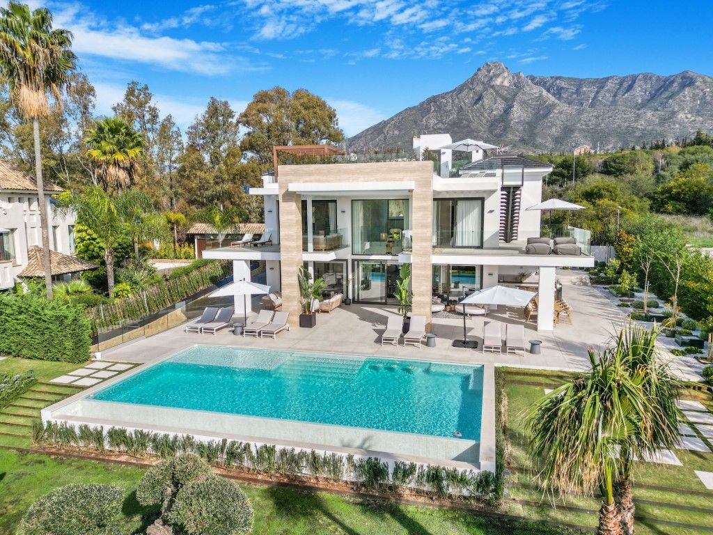 Casa de 6 Dormitorios y 7 Baños en venta en Milla de Oro, Marbella