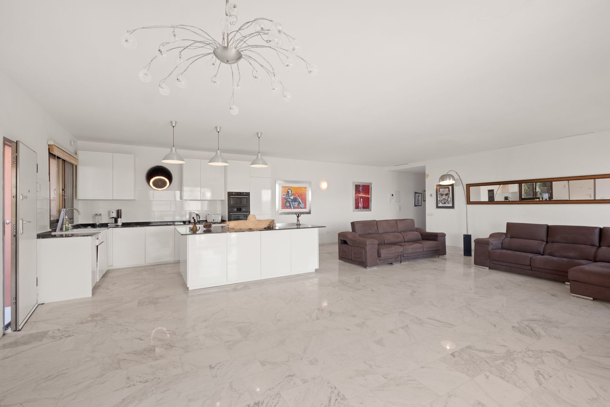 Piso de 2 Dormitorios en venta en La Mairena, Marbella