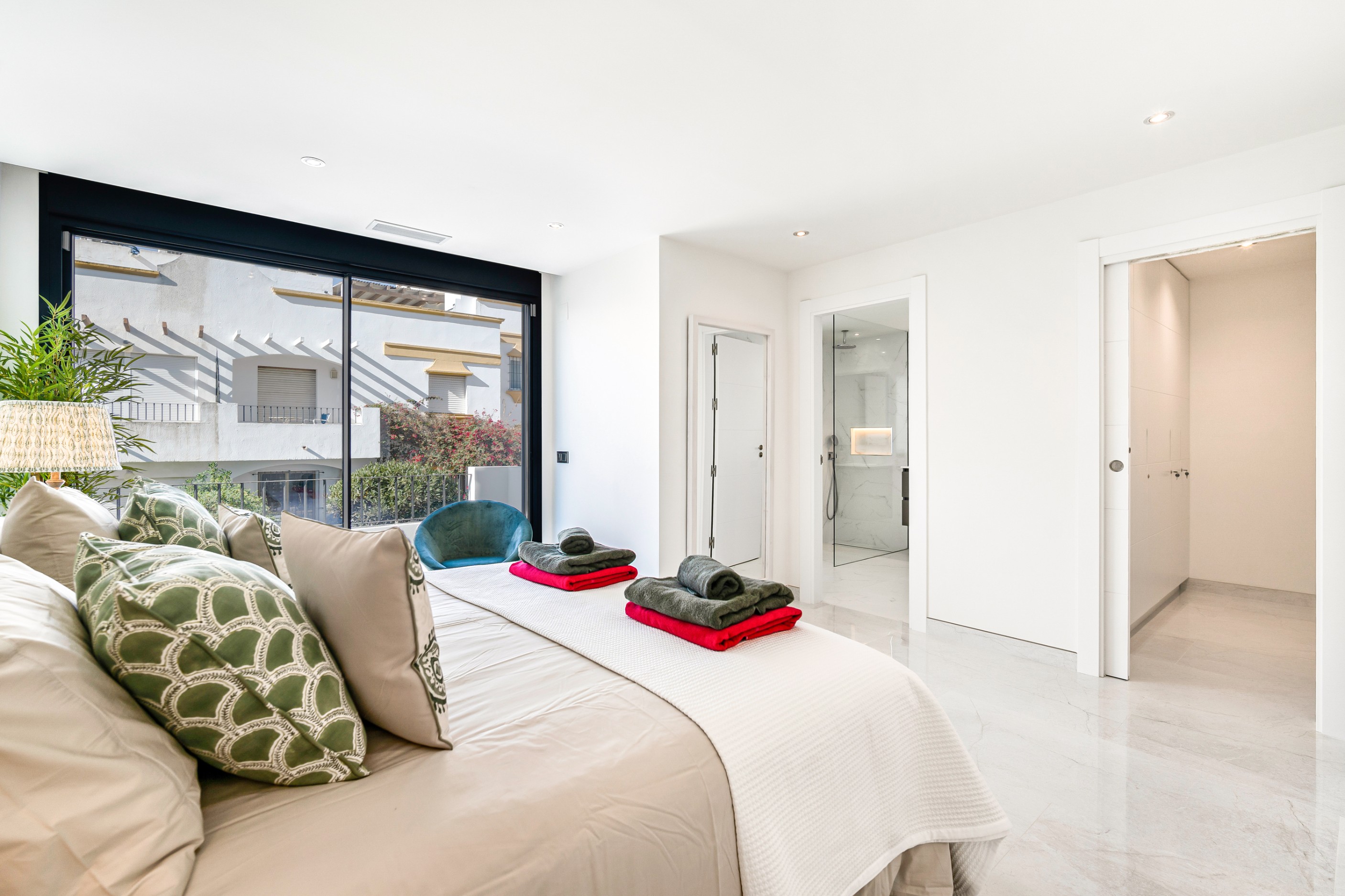 Casa Adosada de 5 Dormitorios y 4 Baños en venta en Milla de Oro, Marbella
