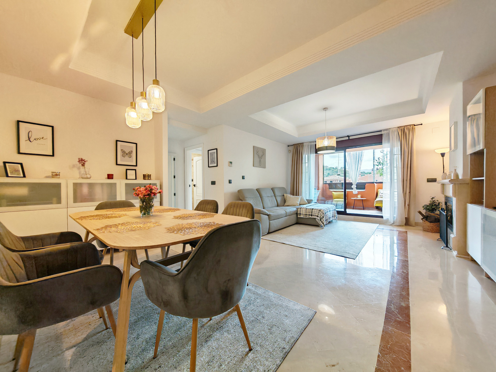Piso de 2 Dormitorios y 2 Baños en venta en La Mairena, Marbella