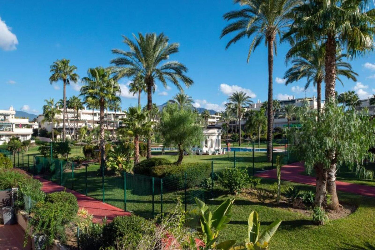 Piso de 2 Dormitorios y 2 Baños en venta en Nueva Andalucía, Marbella