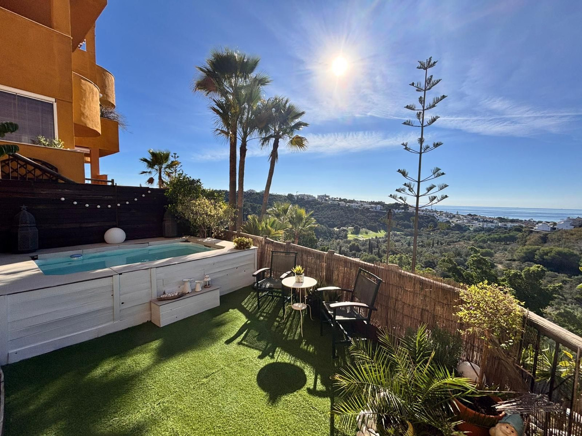 Piso de 2 Dormitorios en venta en Las Chapas, Marbella
