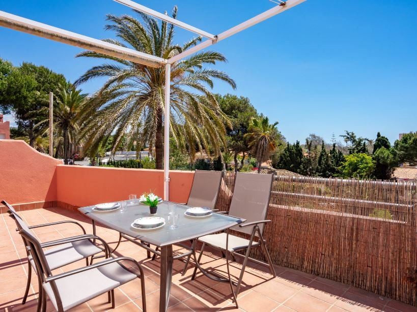 Piso de 2 Dormitorios y 2 Baños en venta en Costabella, Marbella