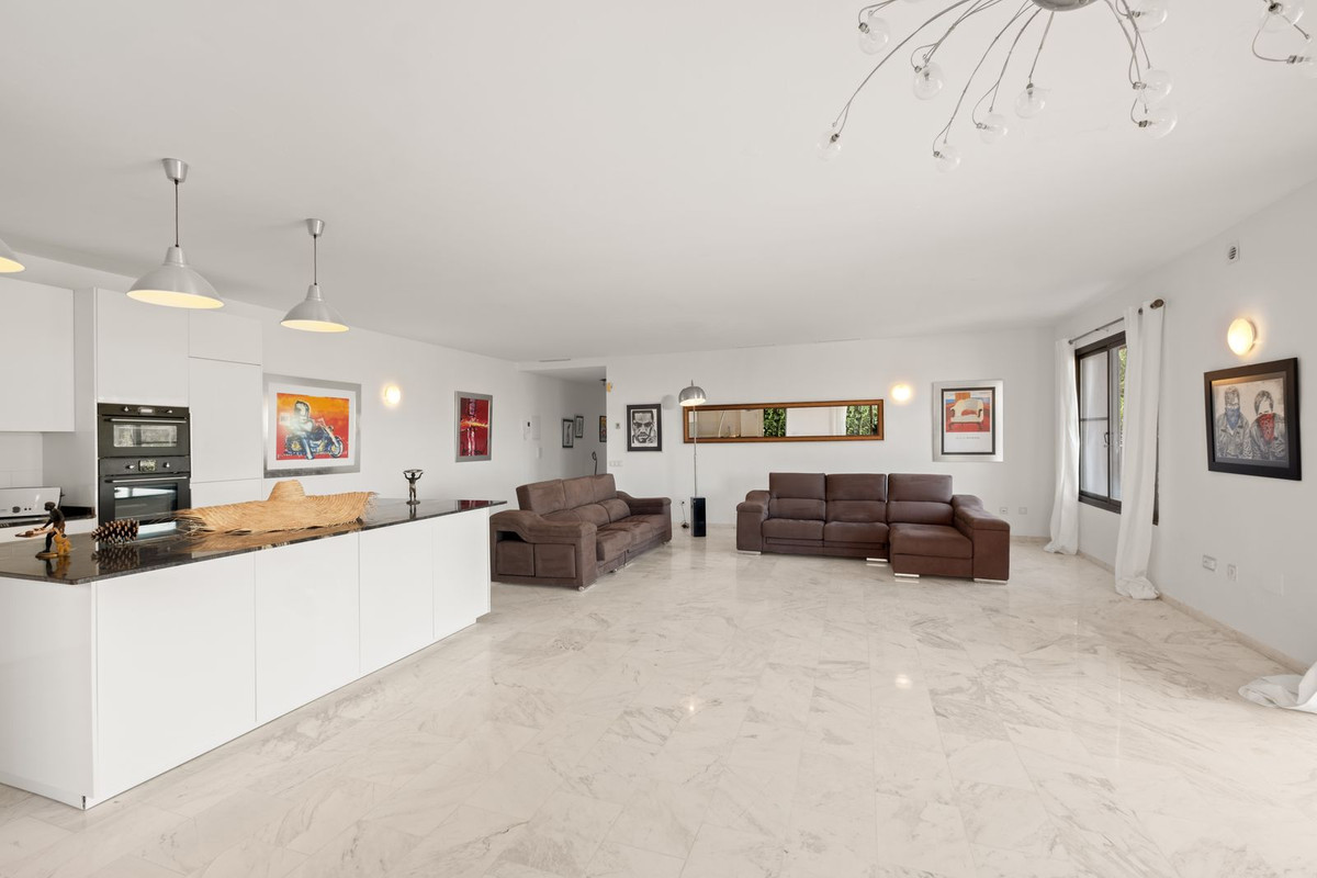 Piso de 2 Dormitorios en venta en La Mairena, Marbella