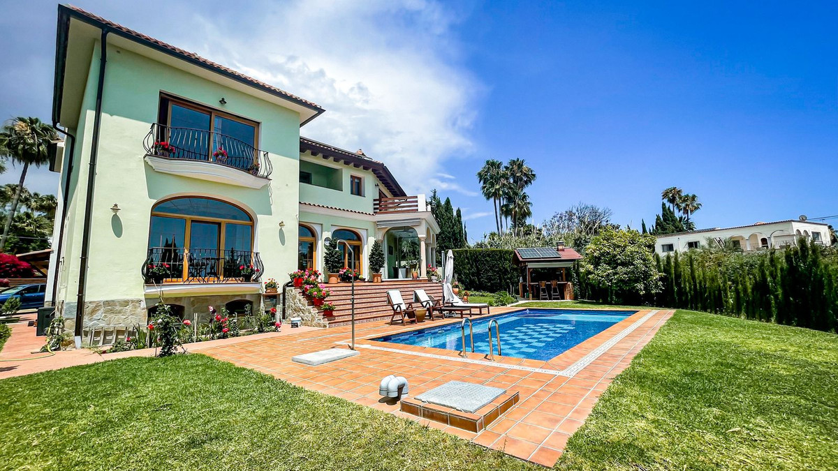 6 Bed - Villa for Sale in El Rosario, Marbella