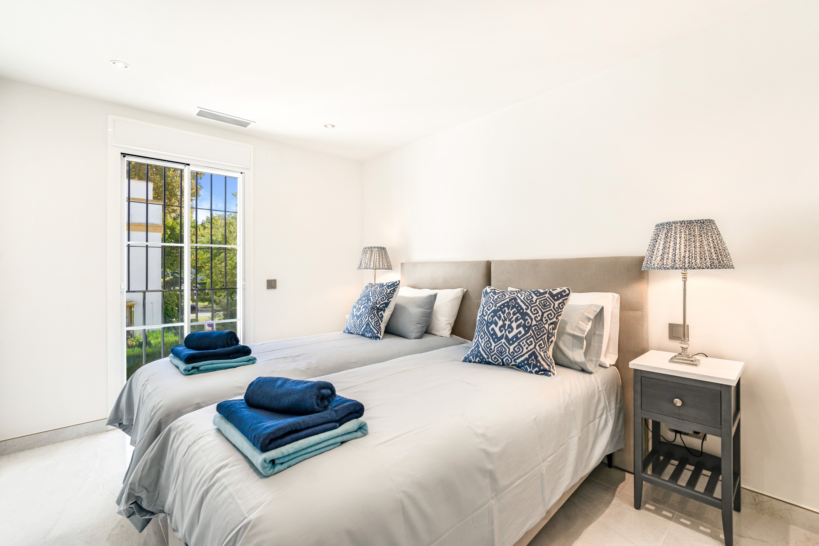 Casa Adosada de 5 Dormitorios y 4 Baños en venta en Milla de Oro, Marbella