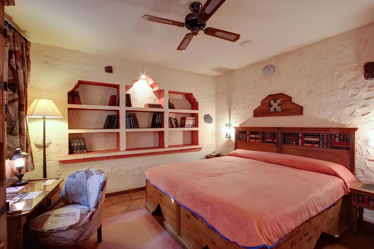9 Bed, 11 Bath - Villa for Sale in Benahavis Pueblo