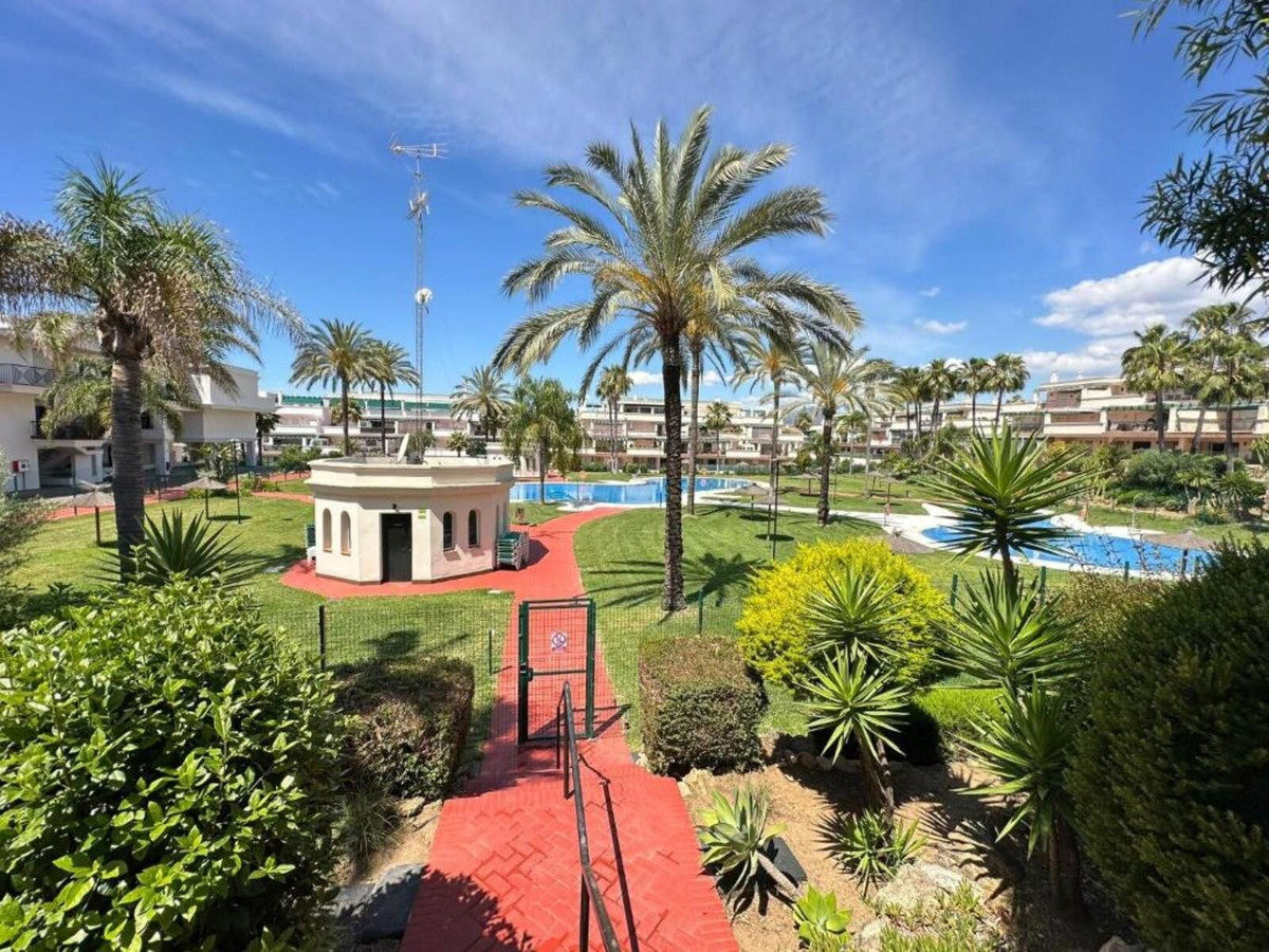 Piso de 2 Dormitorios y 2 Baños en venta en Nueva Andalucía, Marbella