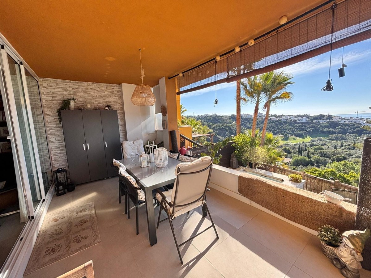 Piso de 2 Dormitorios en venta en Las Chapas, Marbella