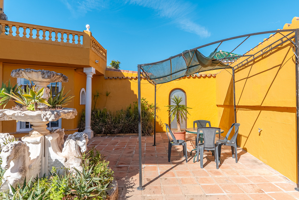 Casa de 5 Dormitorios en alquiler en Estepona