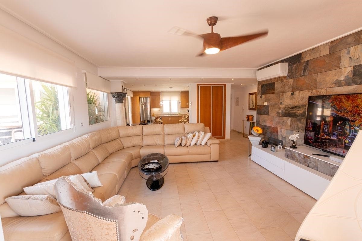 Piso de 3 Dormitorios en venta en Villamartin, Orihuela Costa