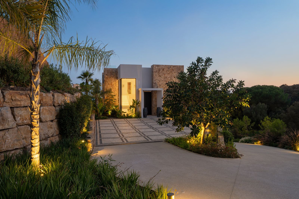Casa de 5 Dormitorios en venta en Milla de Oro, Marbella