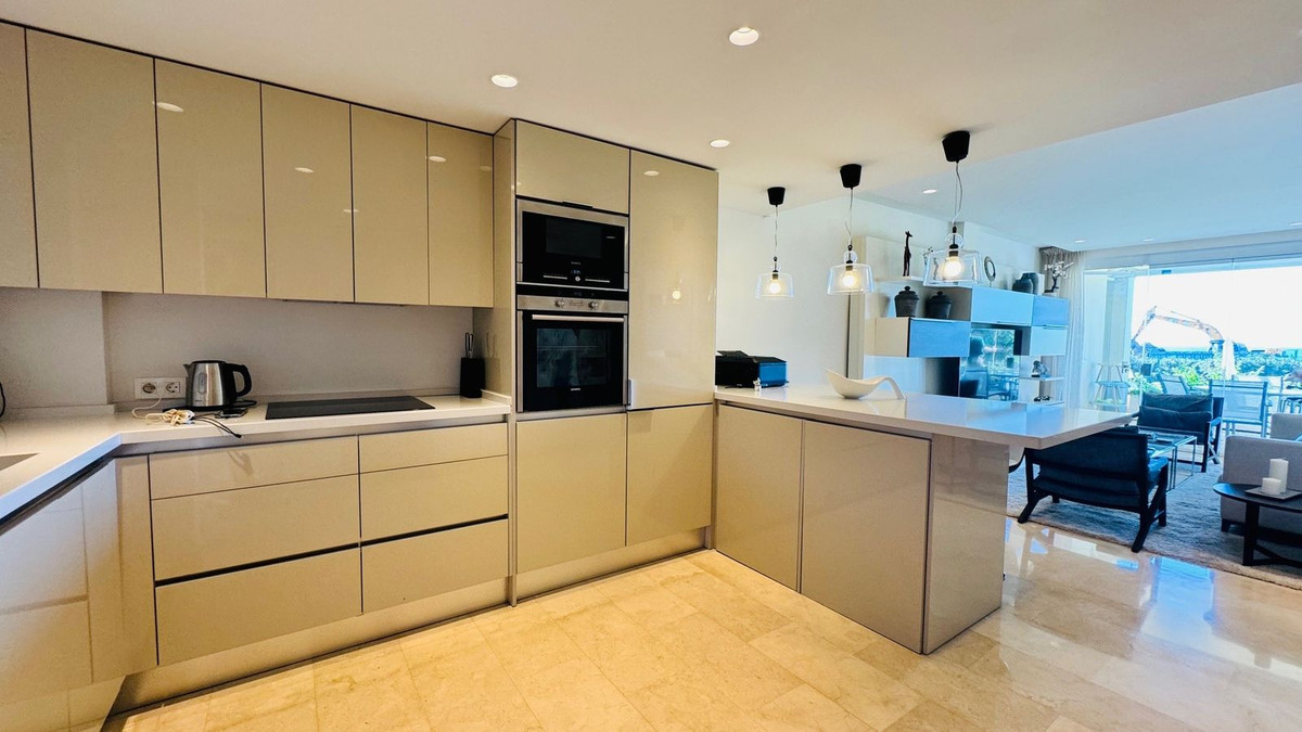 Piso de 2 Dormitorios en venta en Elviria, Marbella