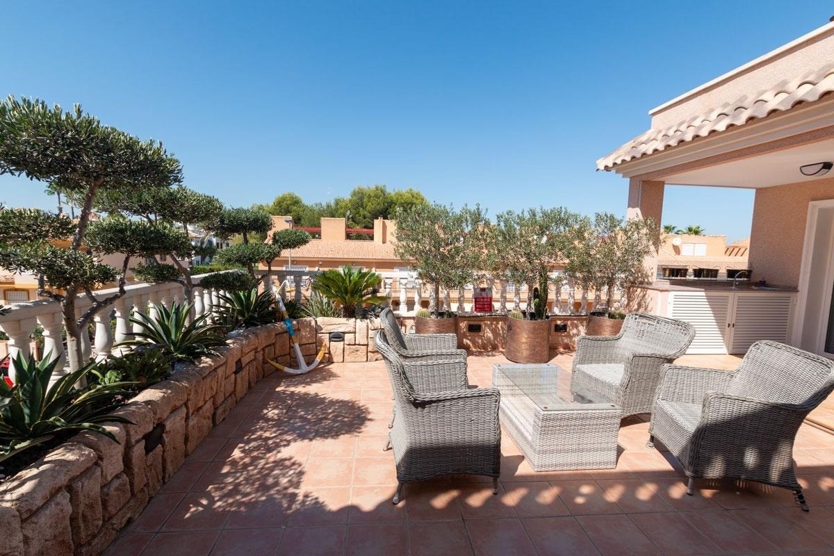 Piso de 3 Dormitorios en venta en Villamartin, Orihuela Costa