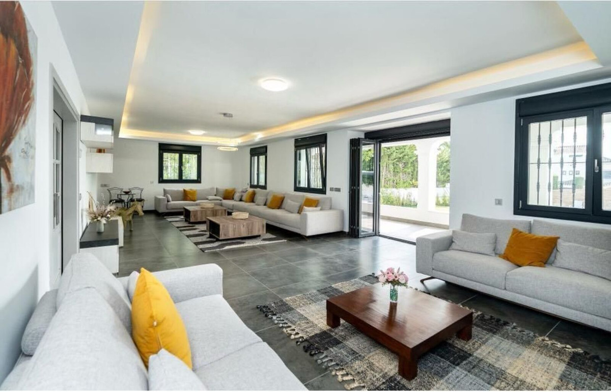 Casa de 6 Dormitorios en venta en Nueva Andalucía, Marbella