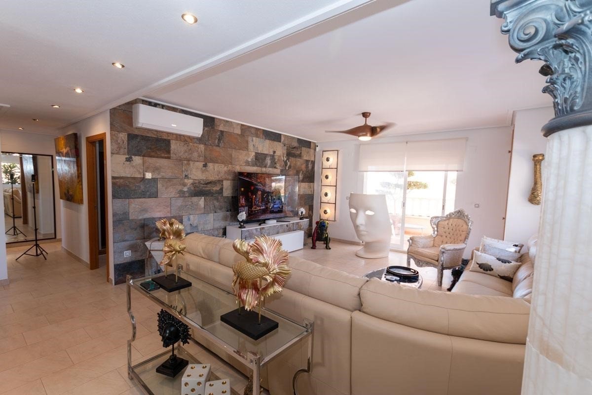 Piso de 3 Dormitorios en venta en Villamartin, Orihuela Costa