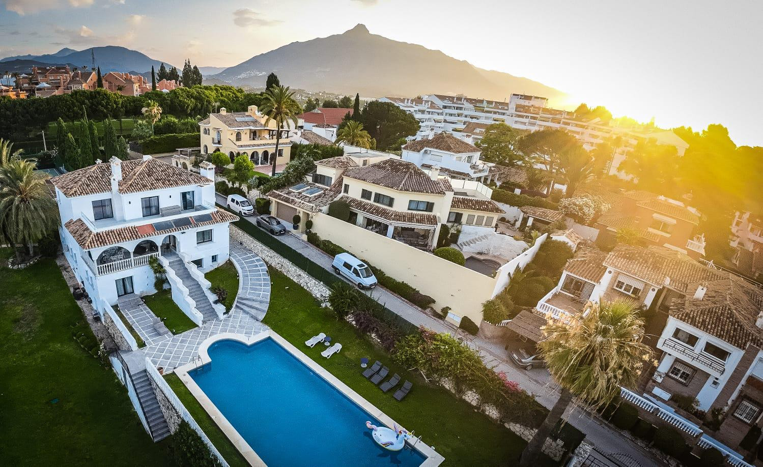 Casa de 8 Dormitorios y 11 Baños en venta en Nueva Andalucía, Marbella