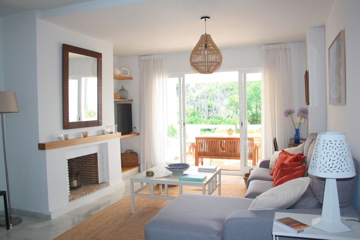 Piso de 2 Dormitorios en venta en Nagüeles, Marbella