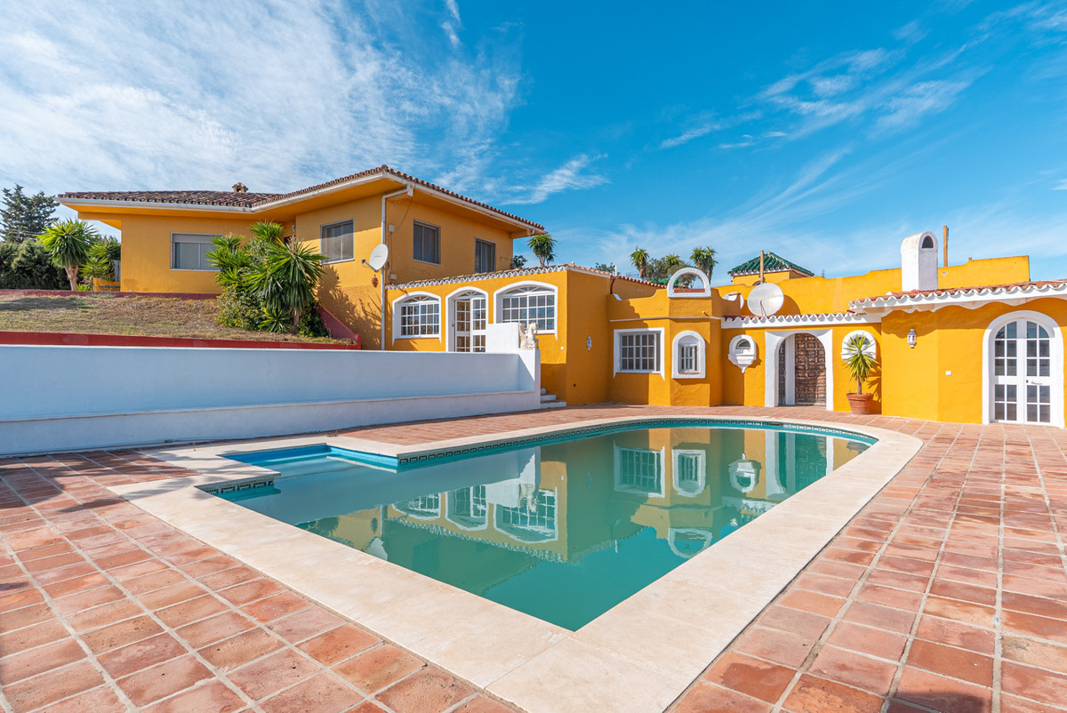 Casa de 5 Dormitorios en alquiler en Estepona