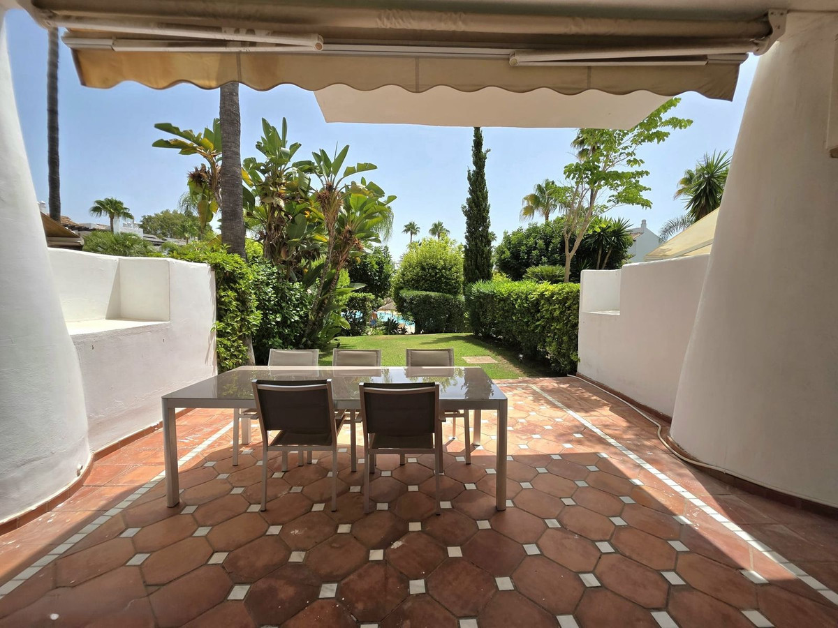 Casa Adosada de 3 Dormitorios y 4 Baños en venta en Cancelada, Estepona