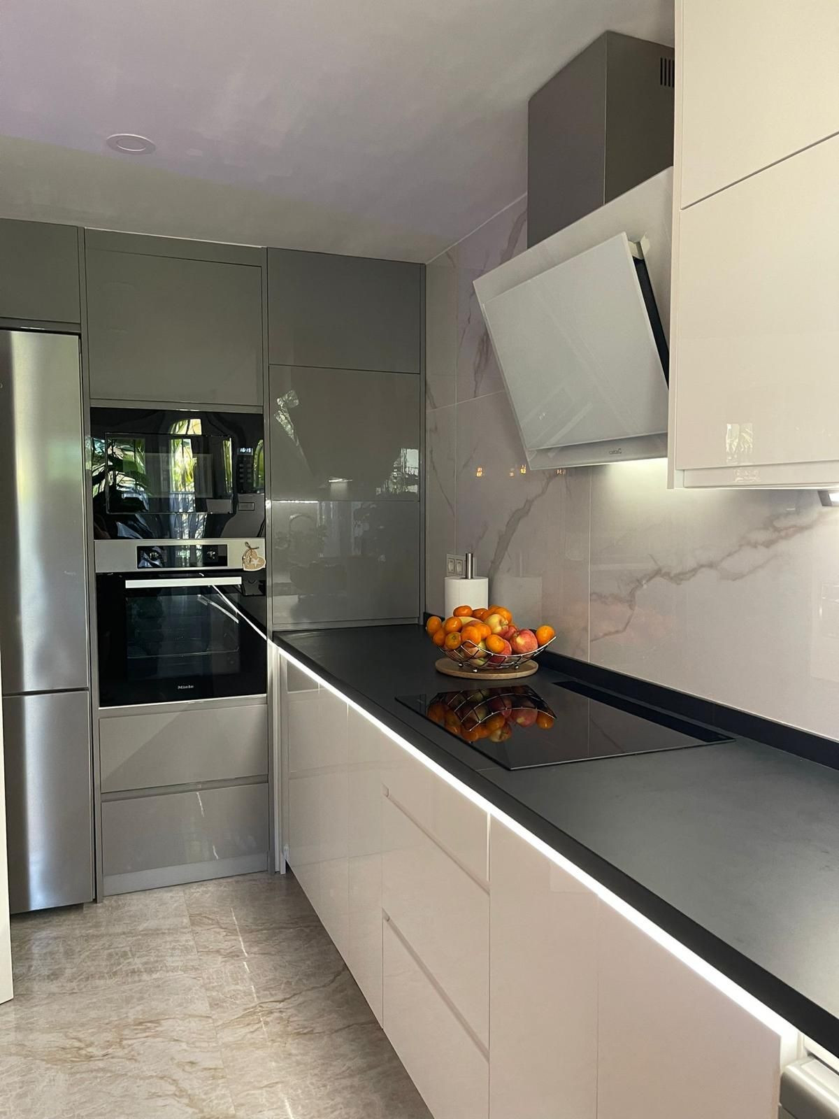 Casa Adosada de 4 Dormitorios en venta en Calahonda