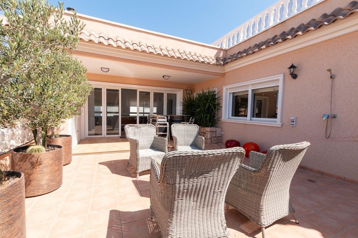 Piso de 3 Dormitorios en venta en Villamartin, Orihuela Costa