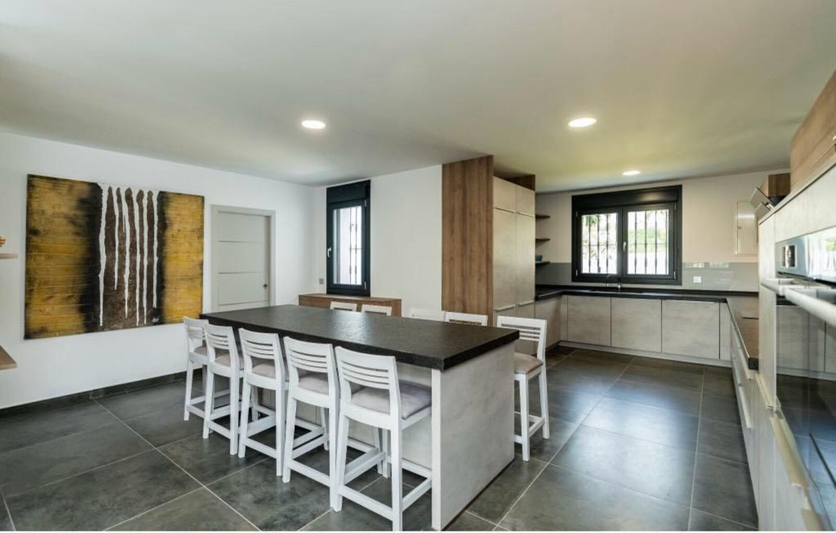 Casa de 6 Dormitorios en venta en Nueva Andalucía, Marbella