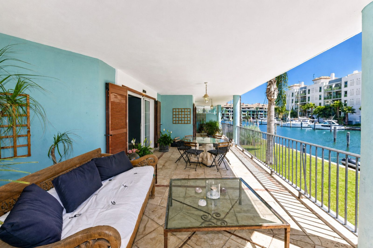 Piso de 3 Dormitorios y 3 Baños en venta en El puerto de Sotogrande