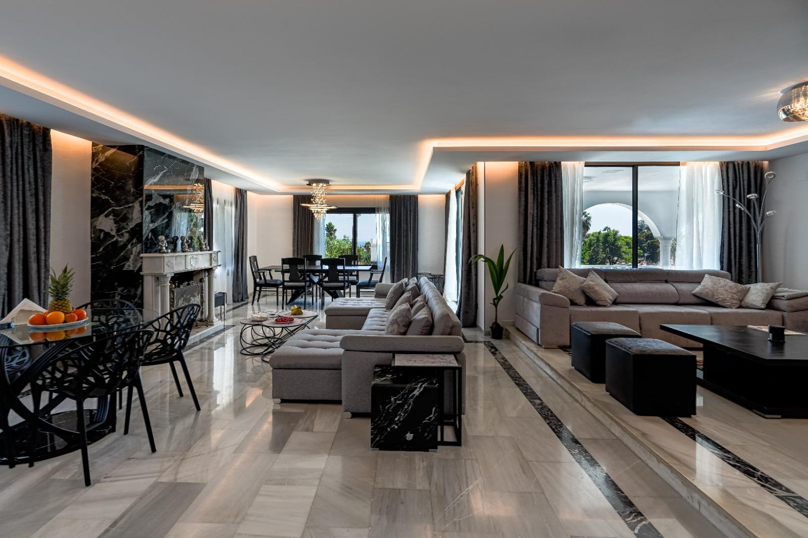 Casa de 8 Dormitorios y 11 Baños en venta en Nueva Andalucía, Marbella