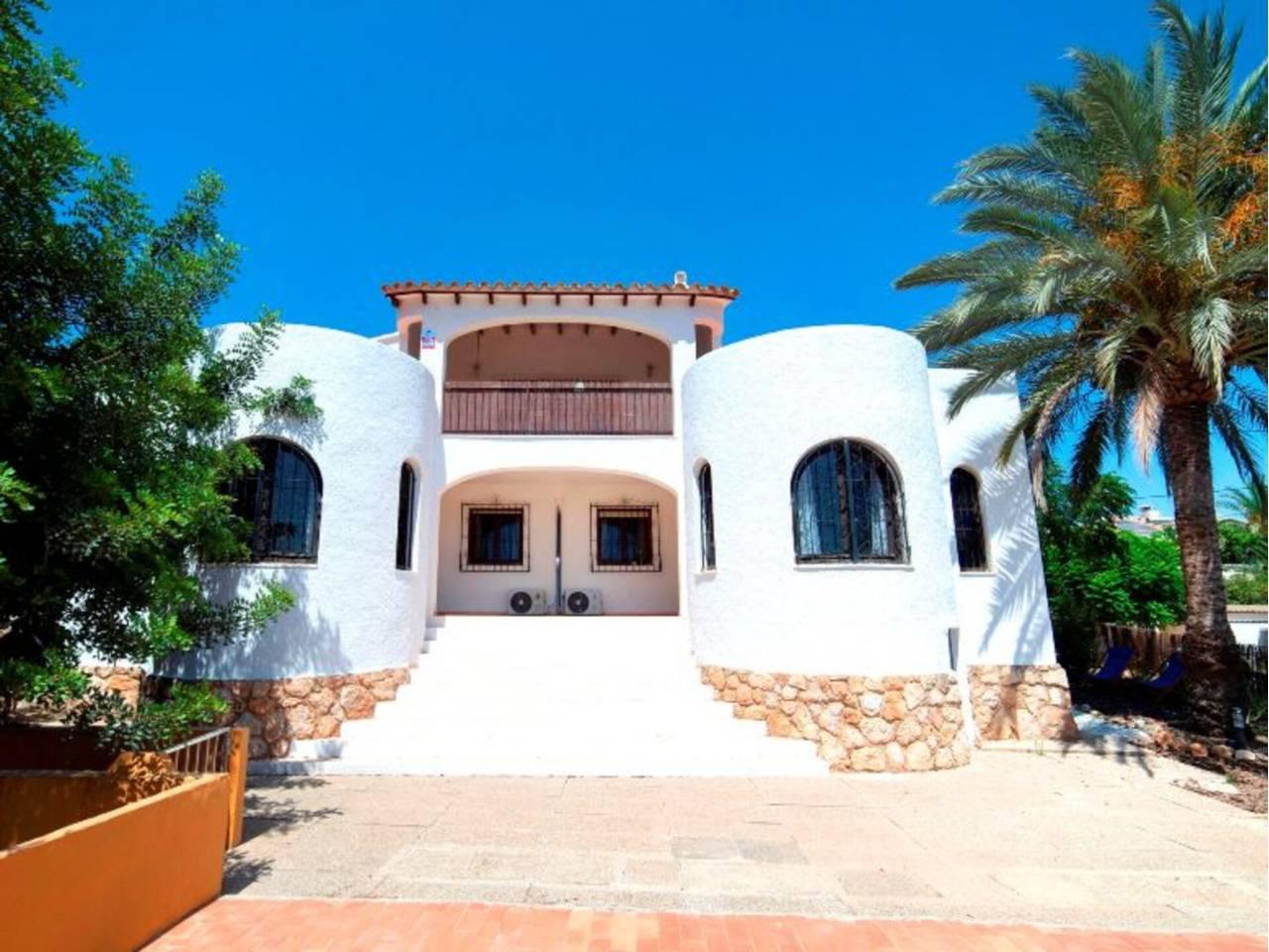 Casa Adosada de 8 Dormitorios en venta en Benissa