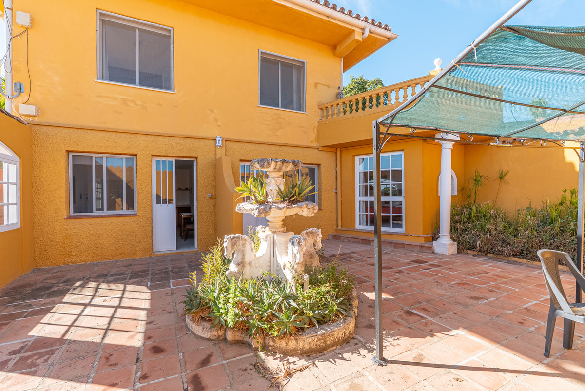 Casa de 5 Dormitorios en alquiler en Estepona
