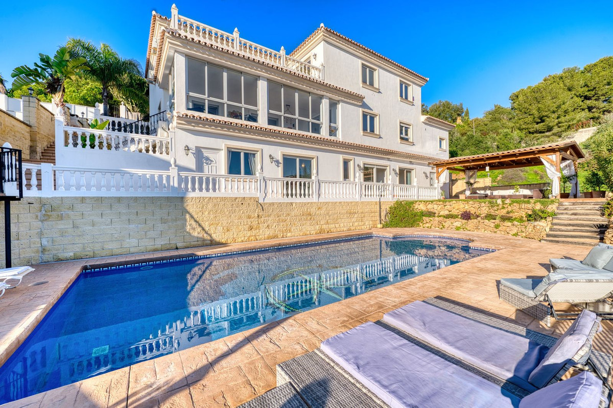 Casa de 8 Dormitorios en venta en Elviria, Marbella