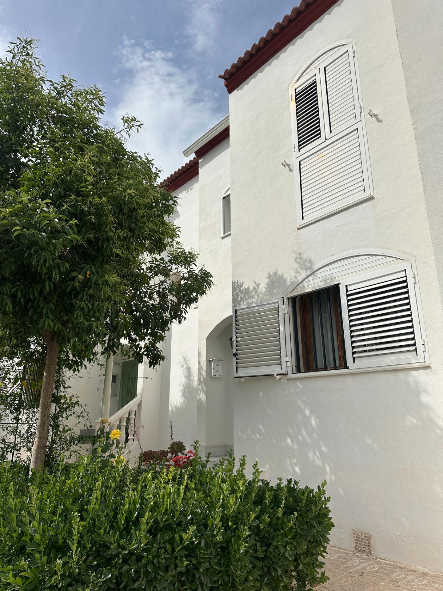 Casa Adosada de 4 Dormitorios en venta en Urrácal