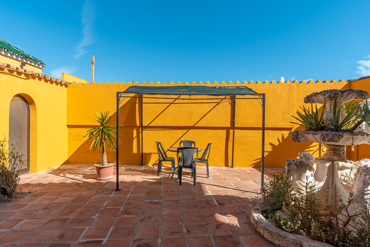 Casa de 5 Dormitorios en alquiler en Estepona