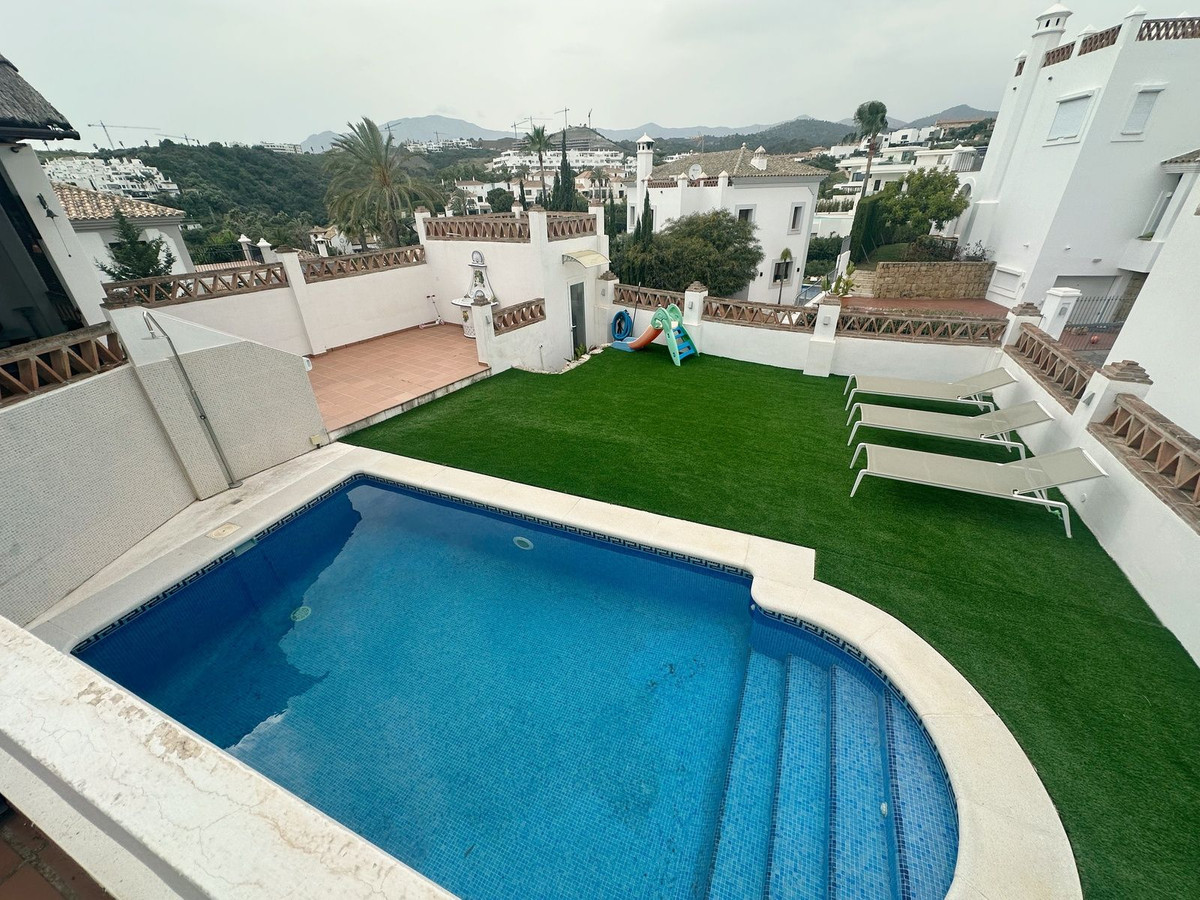 Casa de 5 Dormitorios en venta en Nueva Milla de Oro, Estepona