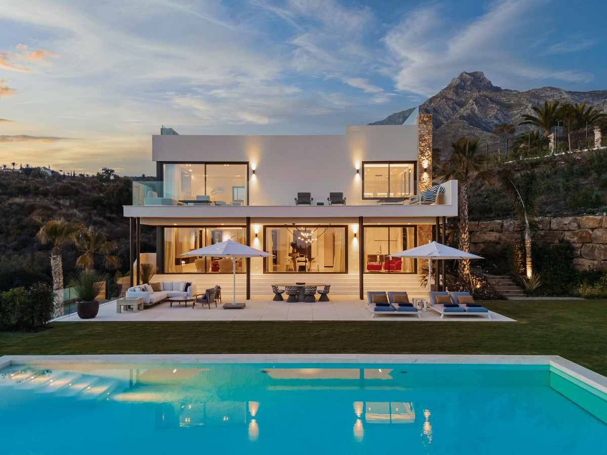 Casa de 5 Dormitorios en venta en Milla de Oro, Marbella