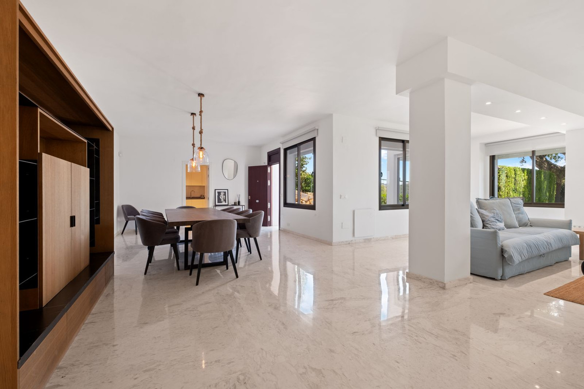 Piso de 2 Dormitorios en venta en La Mairena, Marbella
