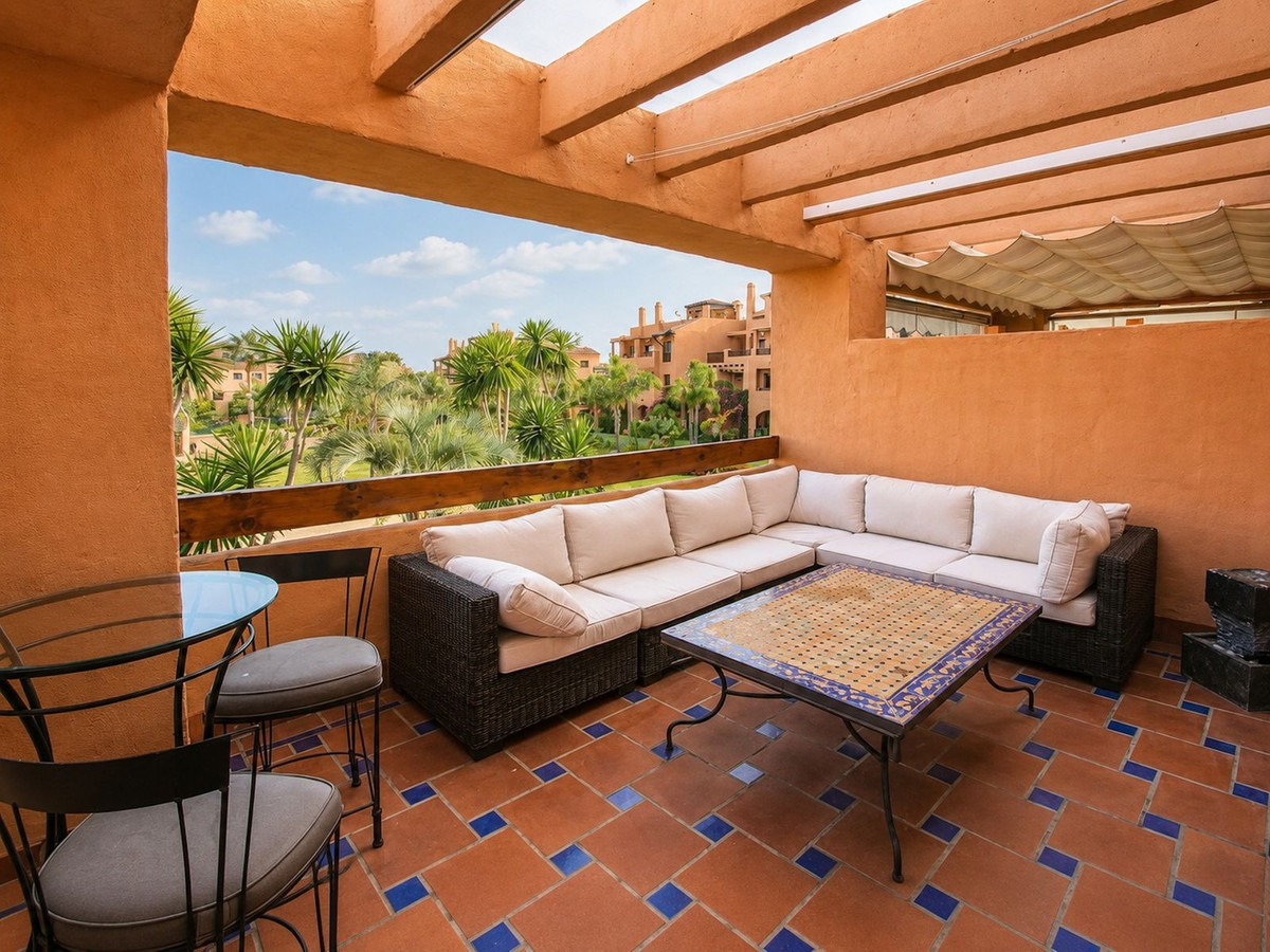 Piso de 2 Dormitorios y 2 Baños en alquiler en Nueva Milla de Oro, Estepona