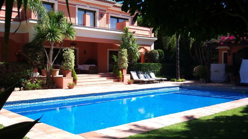 Casa de 5 Dormitorios en venta en Milla de Oro, Marbella