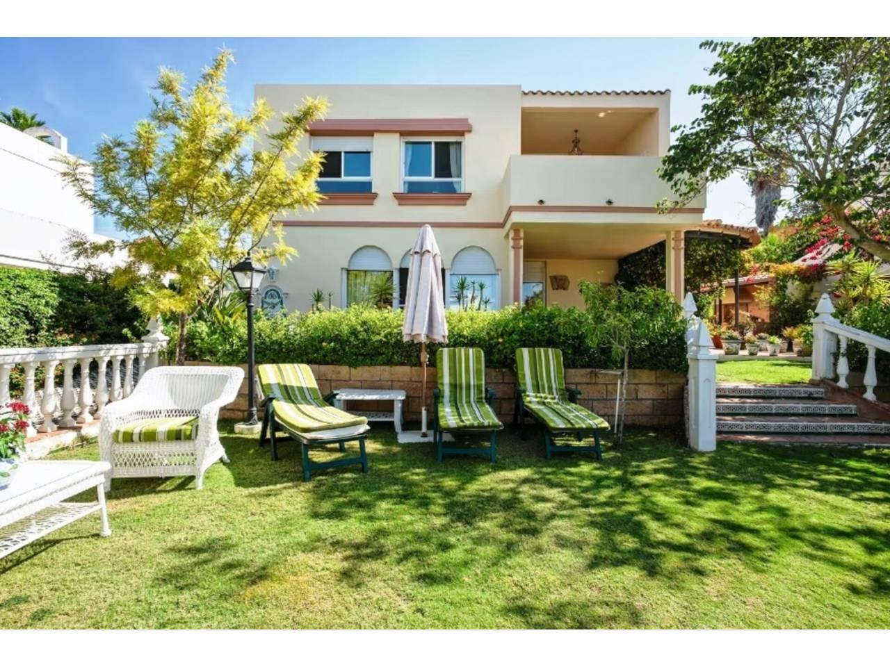 Casa Adosada de 4 Dormitorios y 3 Baños en venta en Sanlúcar de Barrameda