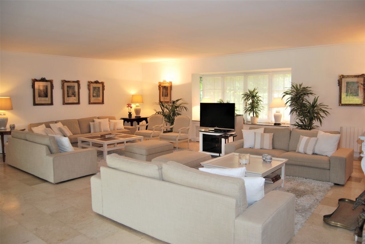 Casa de 8 Dormitorios en venta en Milla de Oro, Marbella