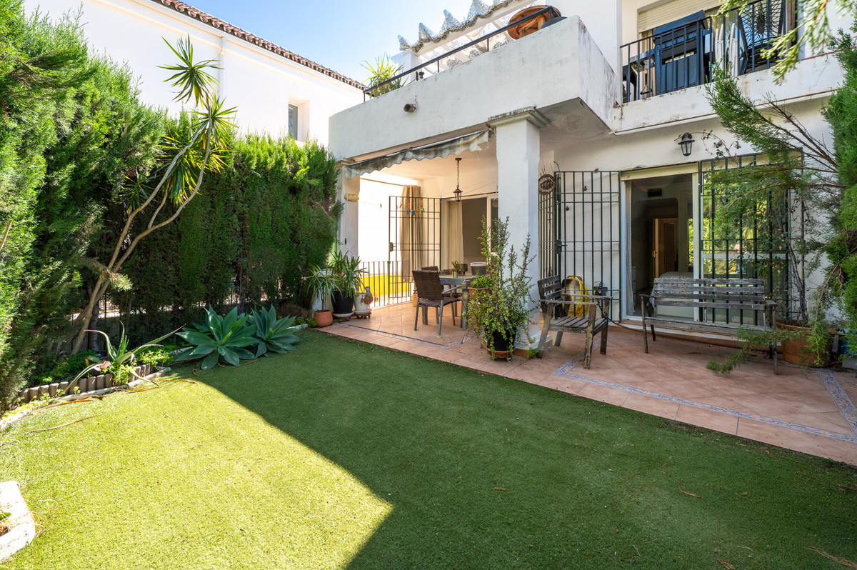 Piso de 2 Dormitorios y 2 Baños en venta en Nueva Andalucía, Marbella