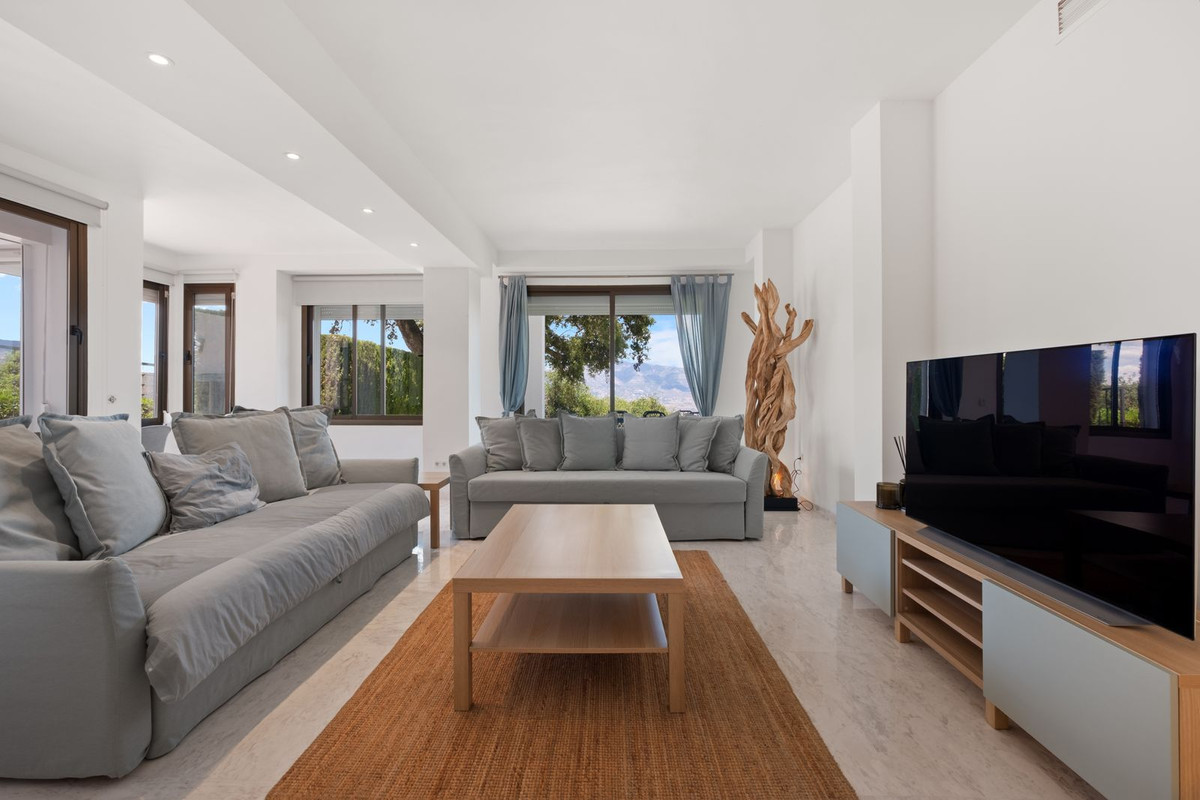 Piso de 2 Dormitorios en venta en La Mairena, Marbella