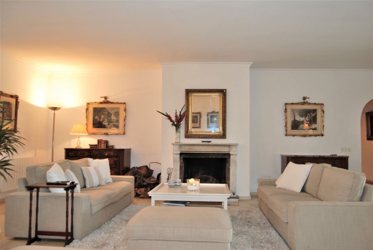 Casa de 8 Dormitorios en venta en Milla de Oro, Marbella