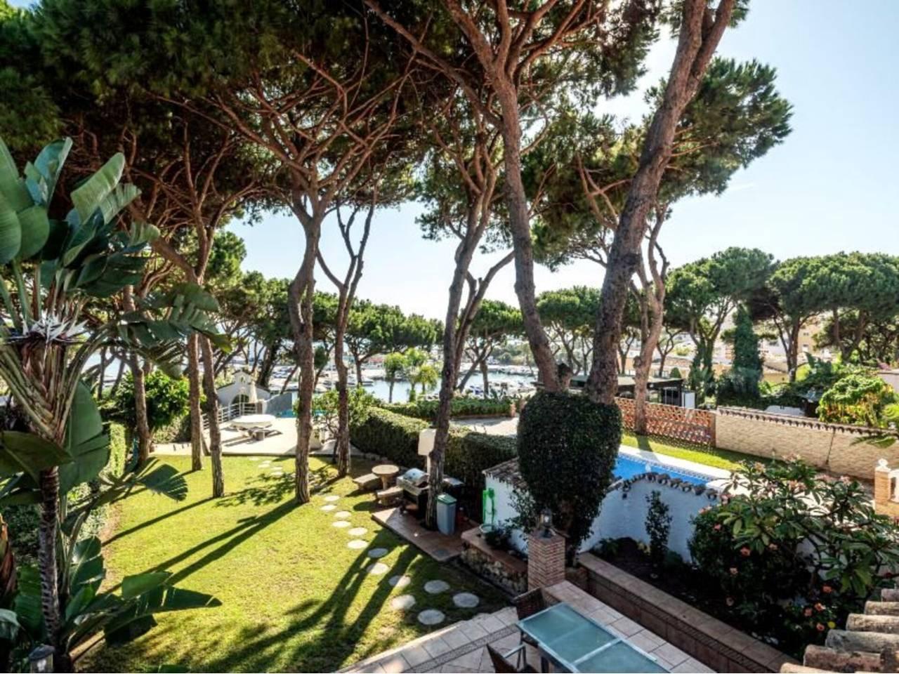 Casa Adosada de 4 Dormitorios y 4 Baños en venta en Marbella Centro