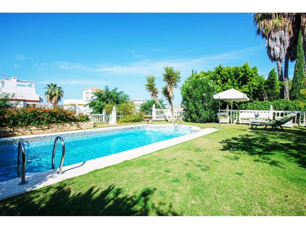 Casa Adosada de 4 Dormitorios y 3 Baños en venta en Sanlúcar de Barrameda
