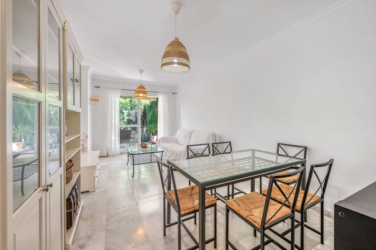 Piso de 2 Dormitorios y 2 Baños en venta en Nueva Andalucía, Marbella
