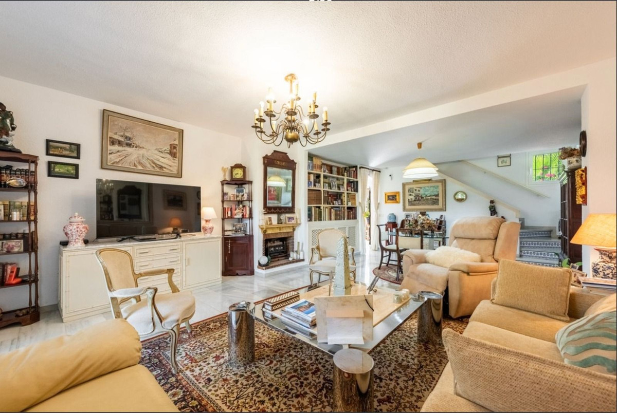 Casa Adosada de 3 Dormitorios en venta en Estepona
